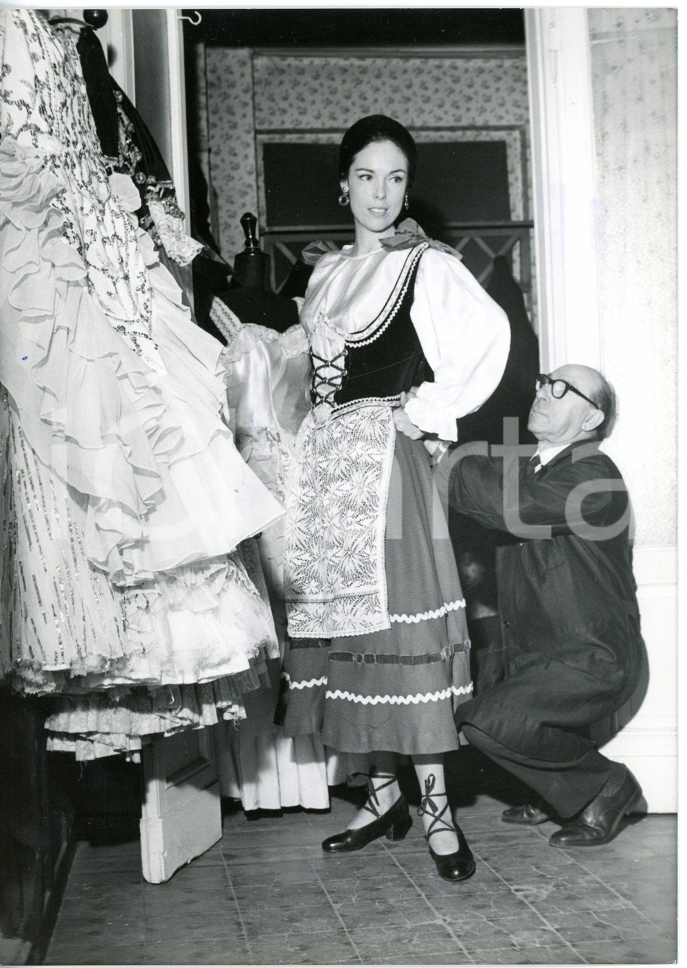 1967 LA SPEZIA - TEATRO DELL'OPERA Gianna PINCI prova costume per "Carmen" 