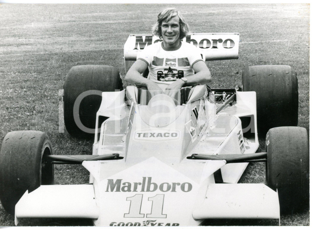 1977 AUTOMOBILISMO James HUNT a bordo della nuova "Marlboro" MCLAREN M26 *Foto