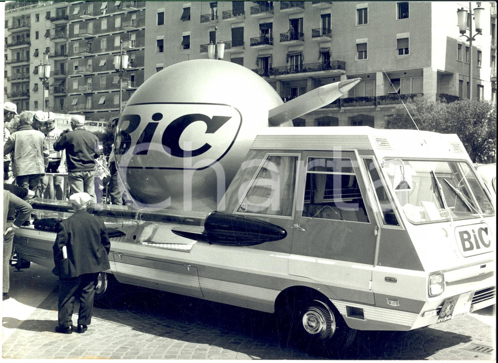 1967 CICLISMO GIRO D'ITALIA LA SPEZIA Furgoncino squadra BIC alla partenza *Foto