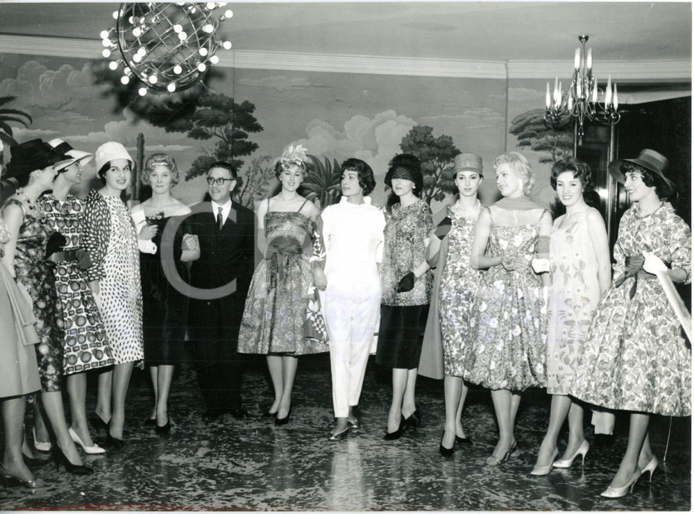 1960 ca MILANO Concorso SINGER "Abito dell'anno" - Mario SOLDATI con le modelle 