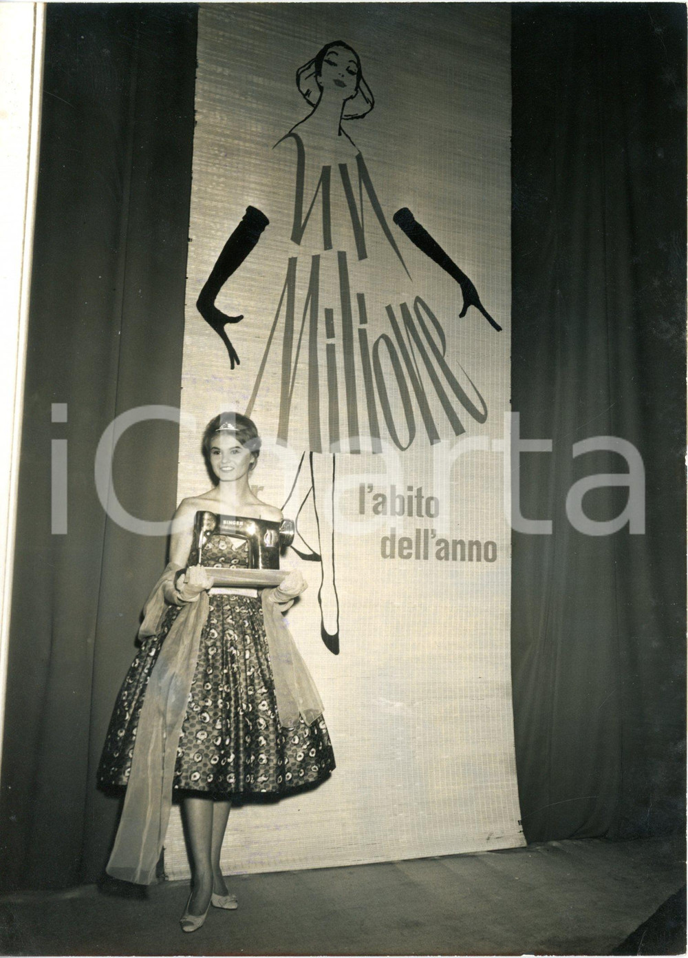 1959 MILANO Palazzo dello Sport- Milena TOSI vince concorso "L'abito dell'anno"