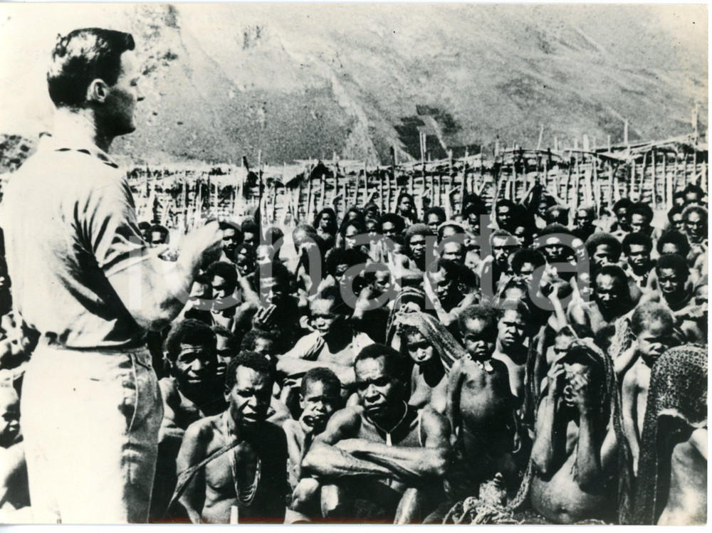 1962 NUOVA GUINEA Pat CRAIG calma indigeni dopo distruzione del villaggio Maki