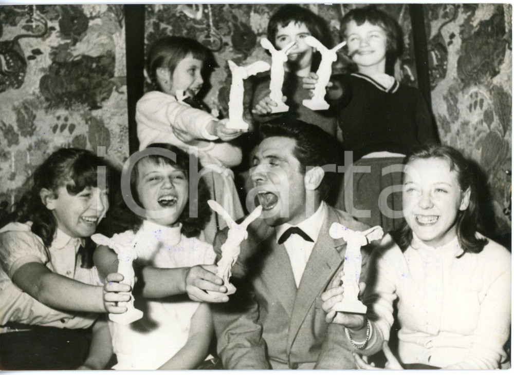1959 PARIS Gilbert BÉCAUD e le vincitrici del concorso "L'Alunno Canterino" Foto