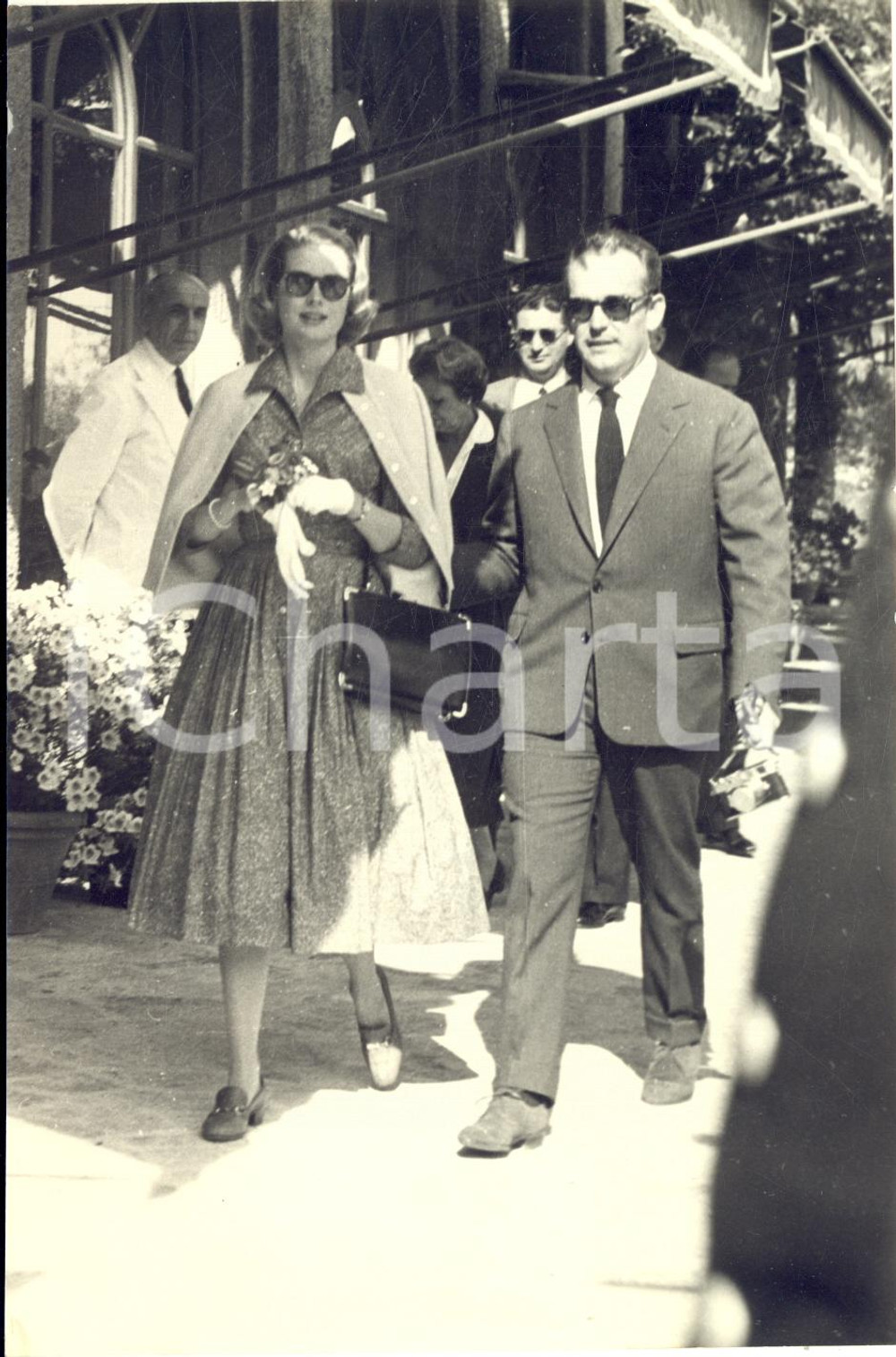 1960 ca s.l. ITALIA Principi Ranieri e Grace di MONACO all'uscita dall'albergo