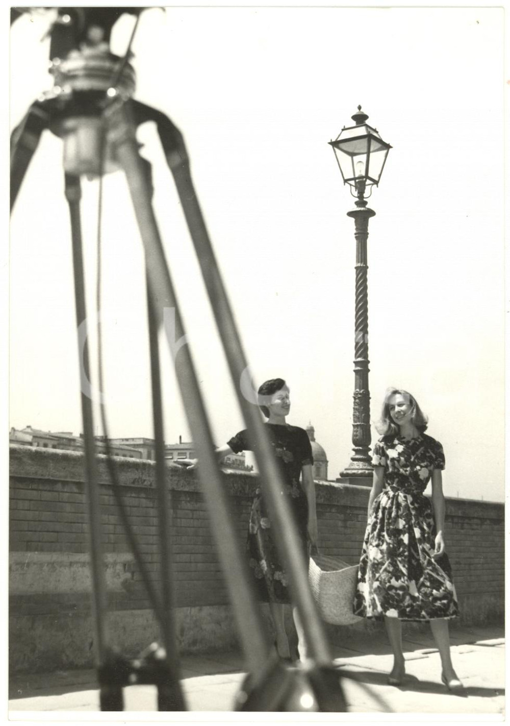 1957 FIRENZE Rassegna ALTA MODA - Modelle in posa sul Lungarno - Foto 12x17 cm