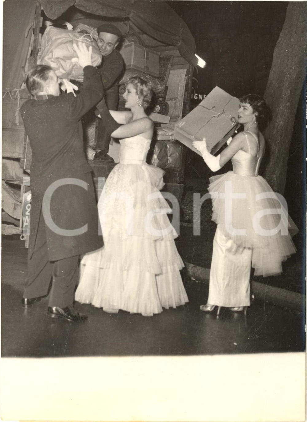 1955 PARIS Les dames d'un gala donnent des colis pour l'Abbé Pierre *Photo
