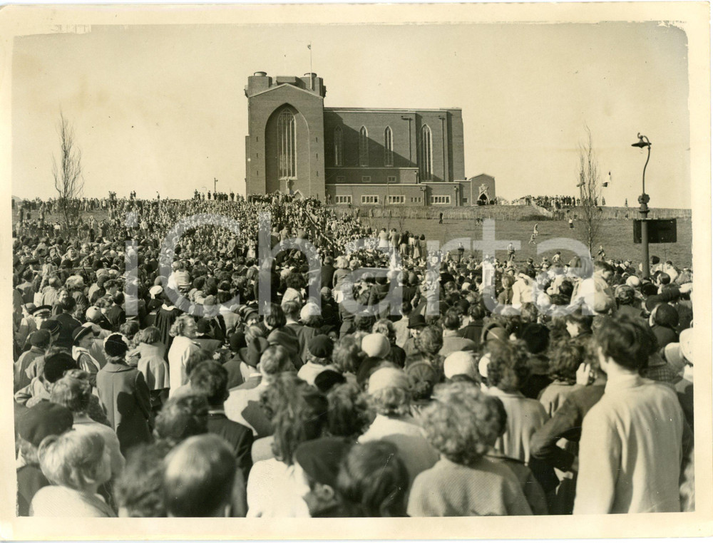 1955 GUILDFORD CATHEDRAL Pilgrims watching the departure of Princess Margaret 
