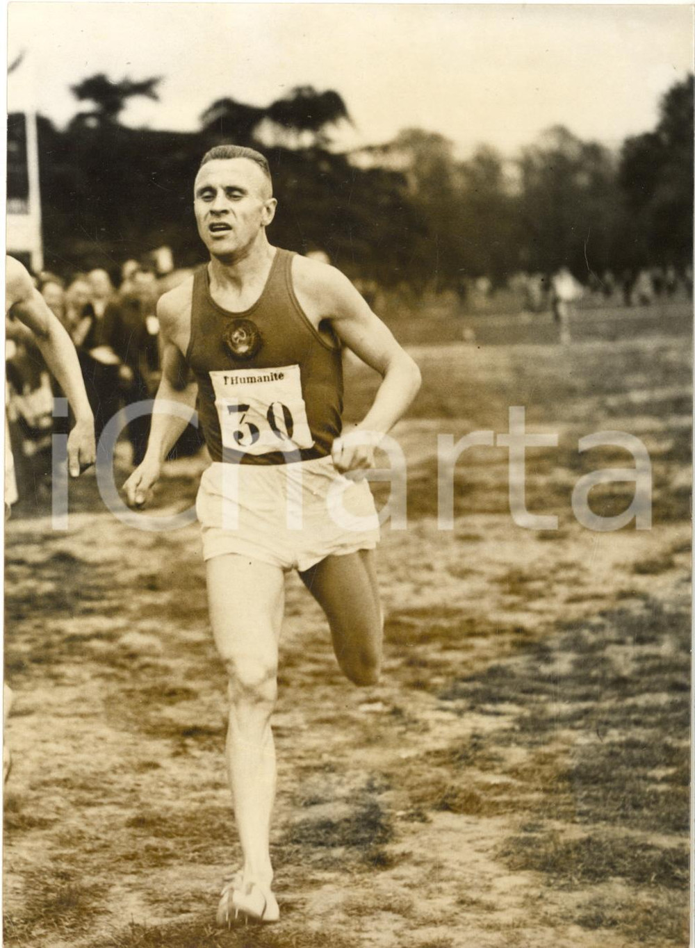 1960 PARIS ATHLETISME Petr BOLOTNIKOV pendant sa course de 10.000 mètres *Photo