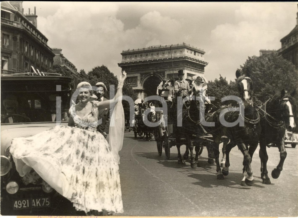 1953 PARIS Champs-Elysées - Mannequins en route pour Prix des Drags à Auteuil