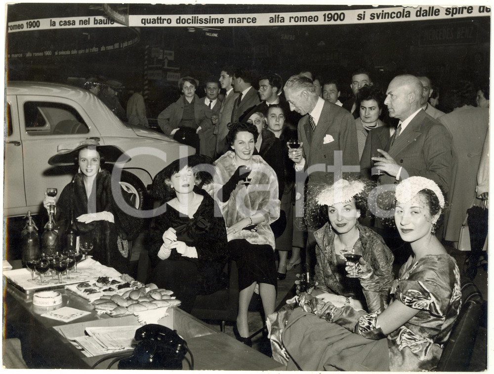 1953 TORINO Salone dell'Automobile - Modelle al cocktail party dell'Alfa Romeo