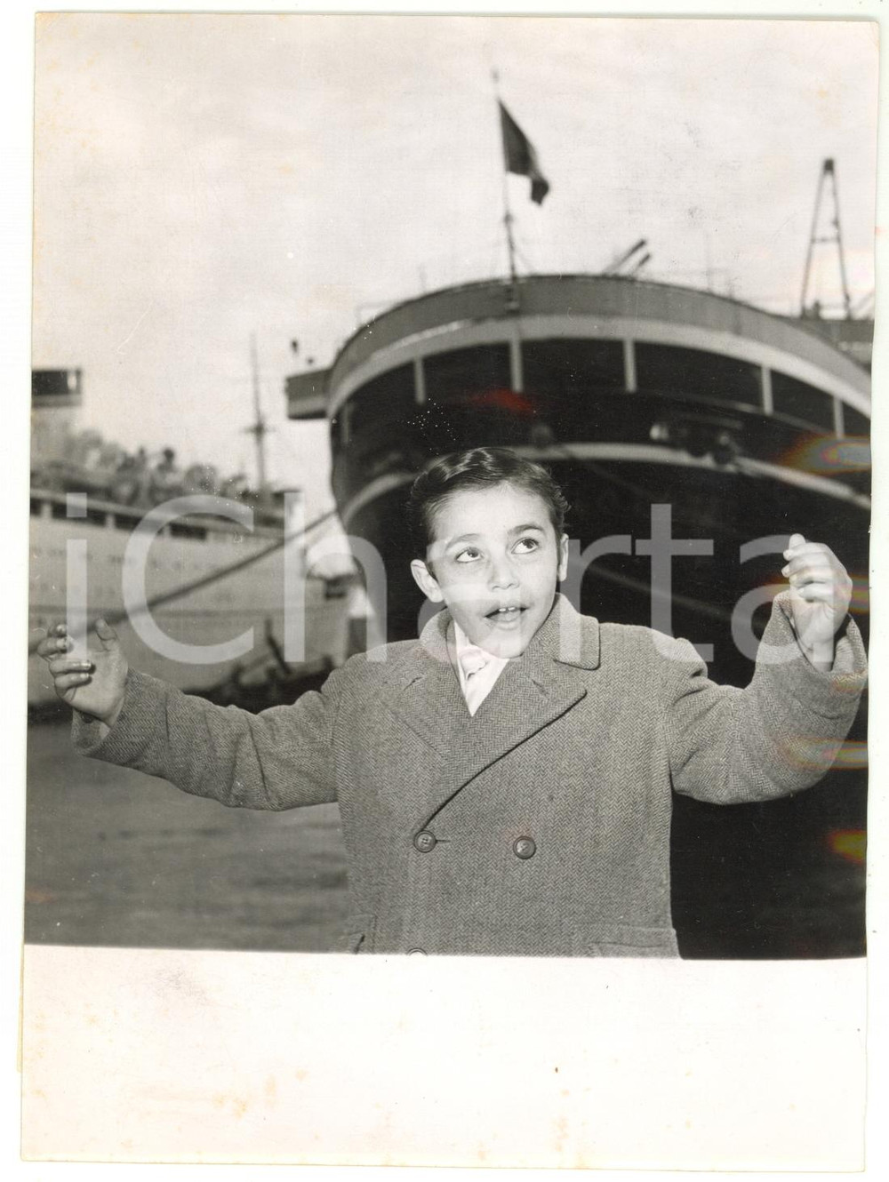 1955 GENOVA PORTO Giovane cantante Claudio MASSIDA accoglie i marinai americani