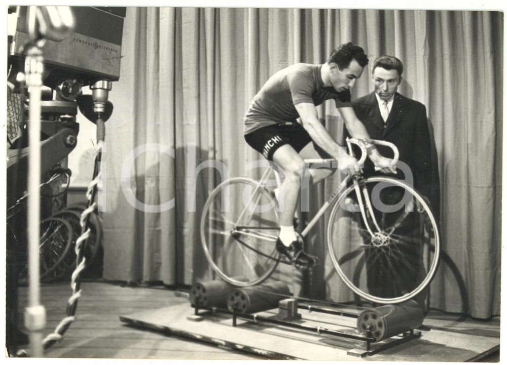 1957 TORINO RAI "Telematch" - Il ciclista Nino DEFILIPPIS in trasmissione *Foto