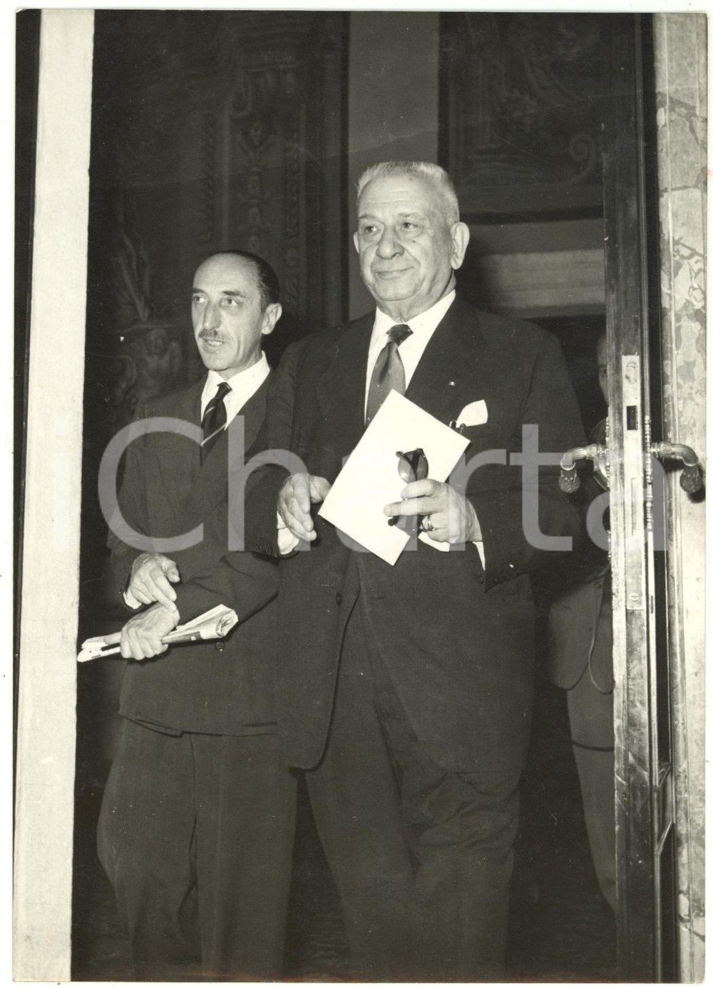 1953 ROMA Raffaele DE CARO esce dal Quirinale dopo colloquio con Luigi EINAUDI