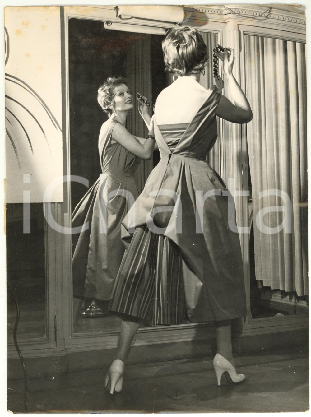 1954 TORINO MODA Indossatrice presenta abito "Merving" in tessuto Valle di Susa