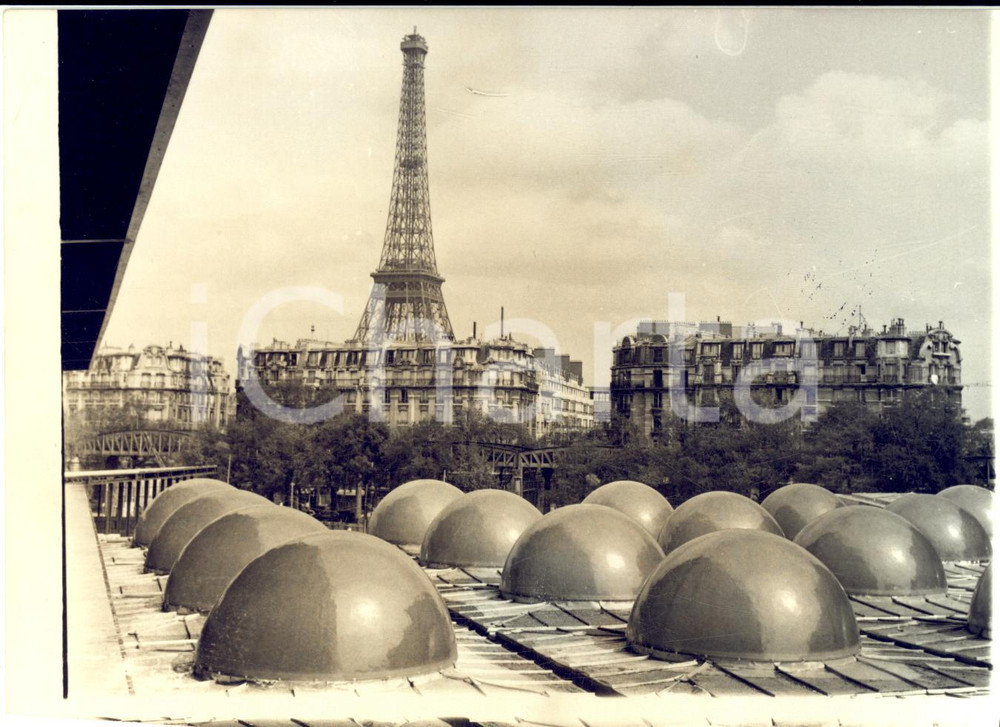 1960 PARIS Caisse de Compensation - Coupoles sur le toit pour la lumière du jour