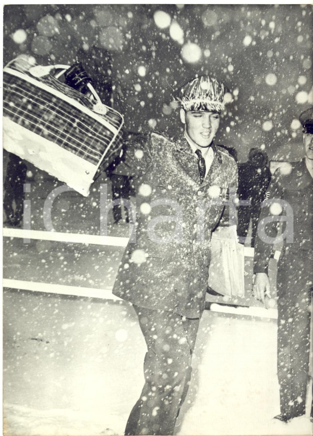 Fotografia d epoca originale 1960 NEW YORK Elvis PRESLEY rientra sotto la neve dal servizio militare Foto 1