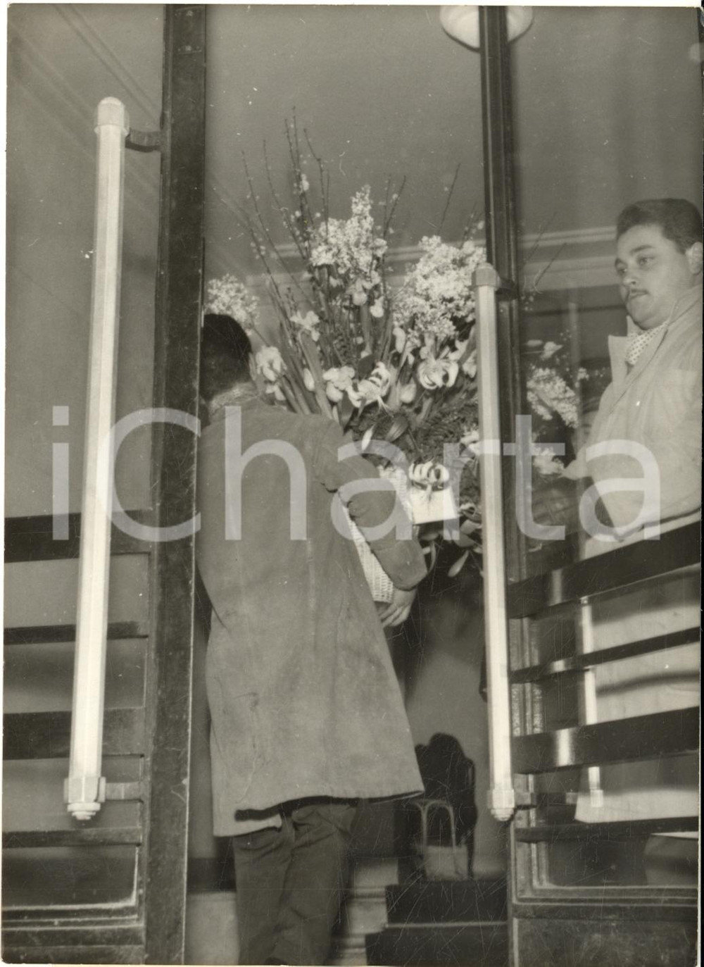 1960 PARIS Nascita del figlio di Brigitte Bardot - Fiori in arrivo - Foto 13x18