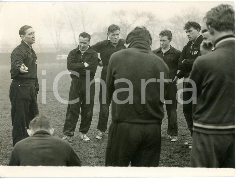 1957 LONDON - FOOTBALL LEYTON ORIENT - New coach Alec STOCK talking to the team