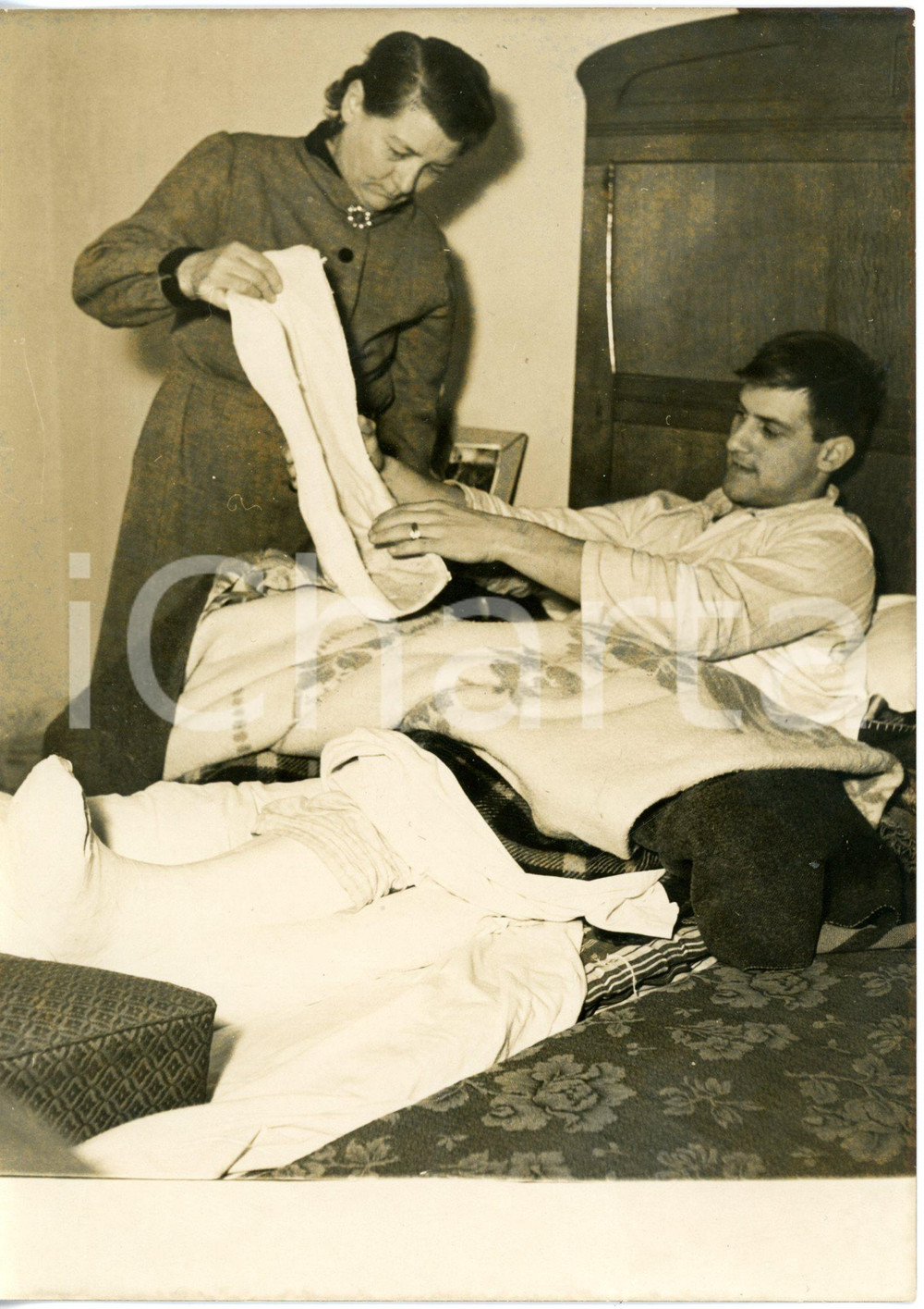 1957 FIRENZE CALCIO - Giuseppe VIRGILI mostra il gesso del precedente infortunio