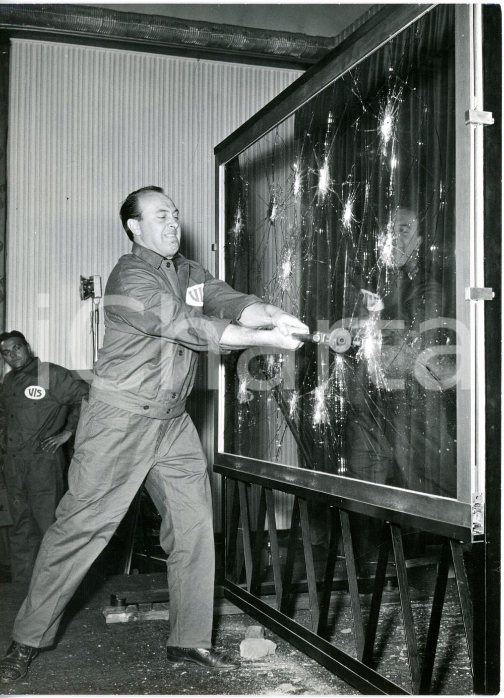 1964 MILANO Nuovi vetri corazzati contro i furti in gioielleria - Dimostrazione