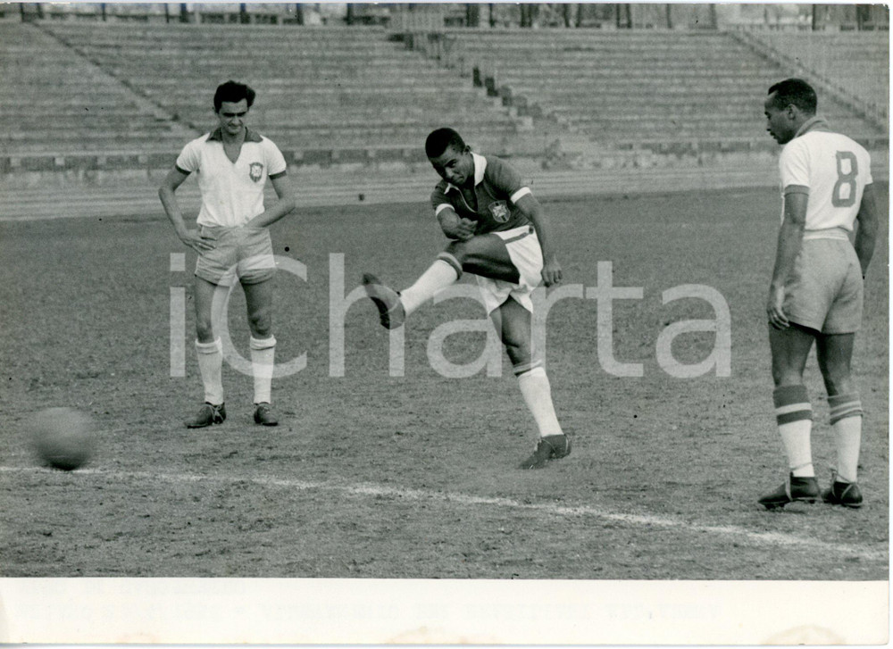1956 MILANO Arena - CALCIO NAZIONALE Allenamento Brasile - CANHOTEIRO al tiro
