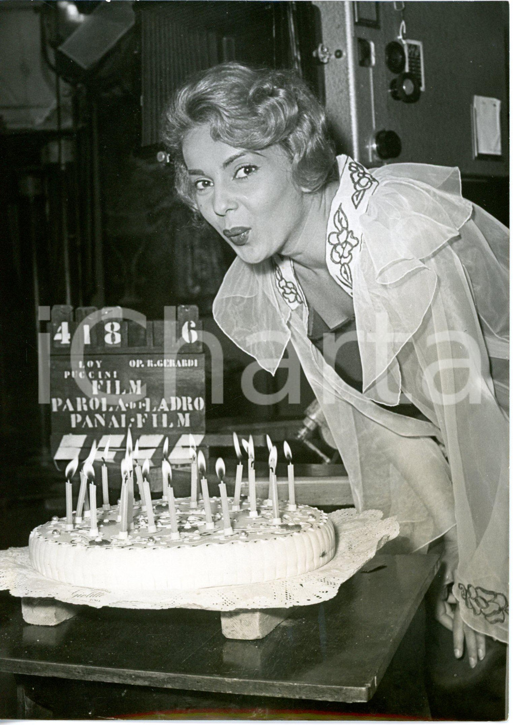 1956 ROMA - Abbe LANE festeggia il suo compleanno sul set di "Parola di ladro"