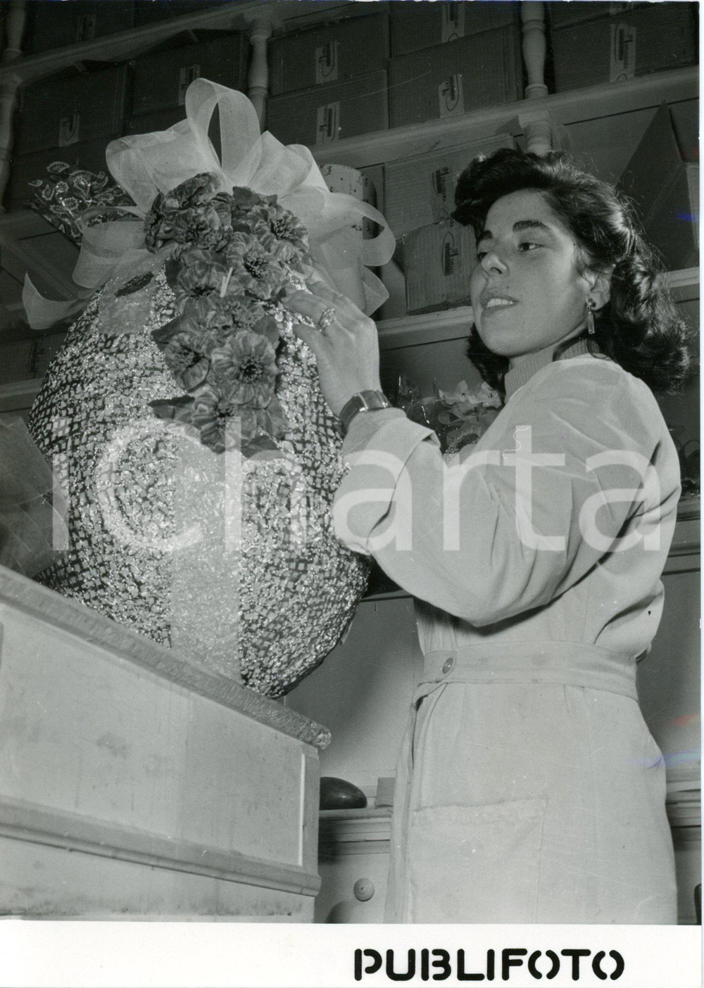 1954 ROMA COSTUME Operaia specializzata confeziona un uovo di Pasqua *Foto 13x18
