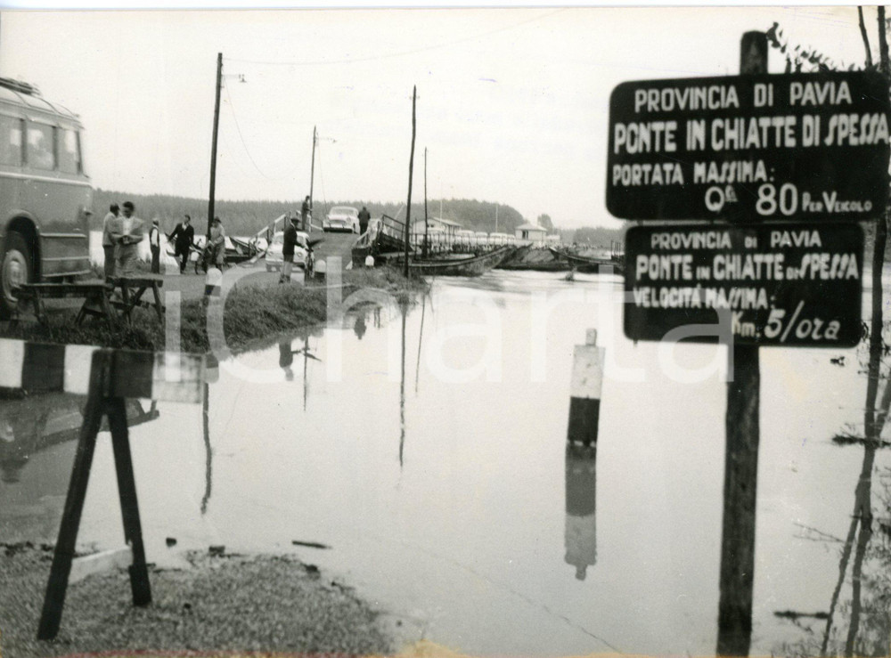 1960 AREA DI PAVIA Evacuazione di villaggio minacciato dal fiume Po *Foto