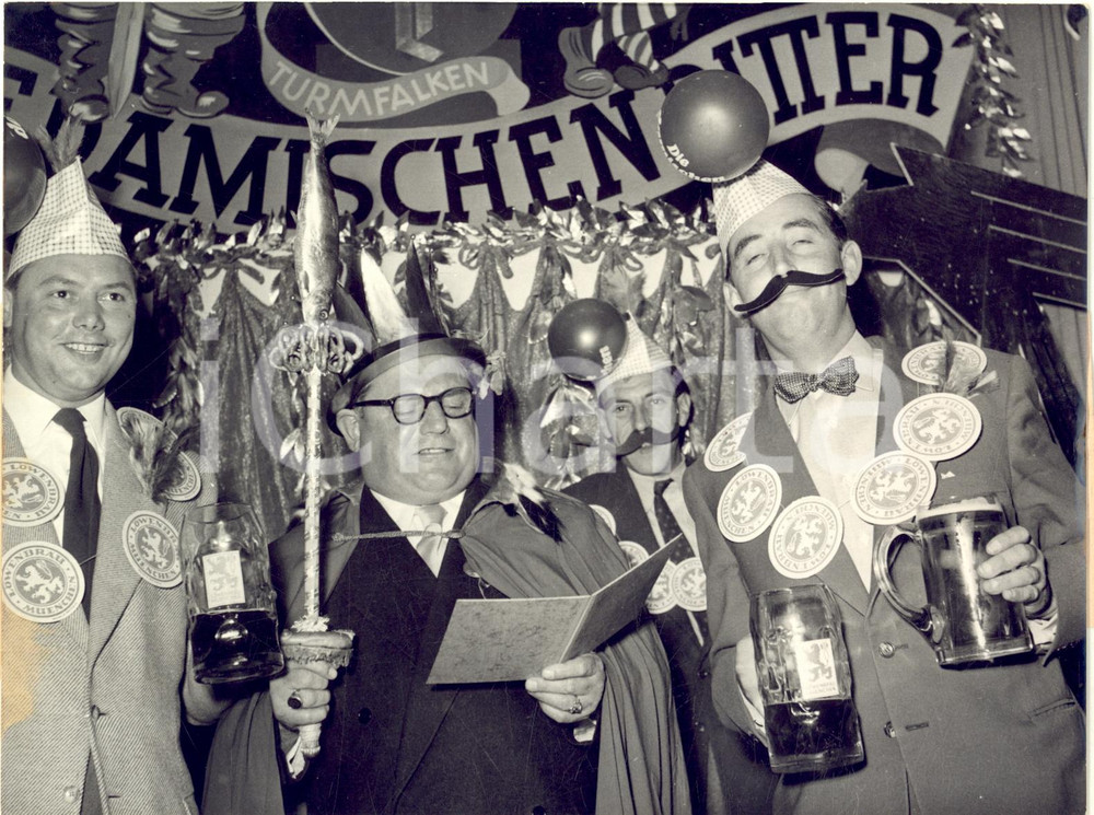 1953 MUNICH OKTOBERFEST The "Damische Ritter" elect their king - Photo 20x15
