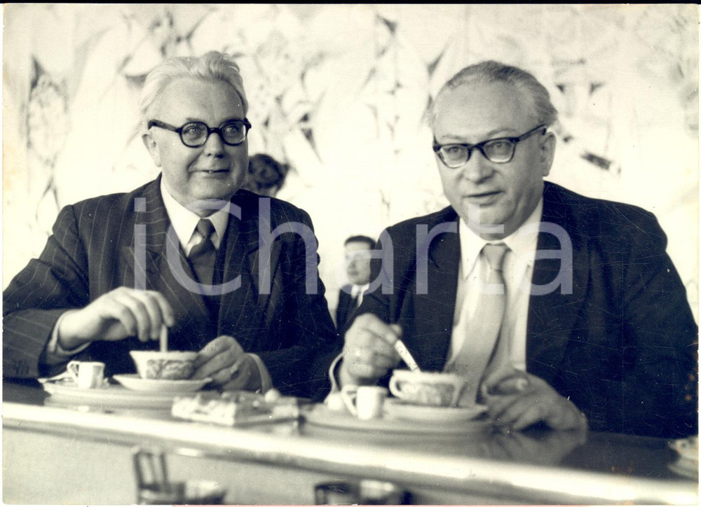 1954 ZURIGO Erich OLLENHAUER e Paul MEIERHANS al bar dell'aeroporto  *Foto