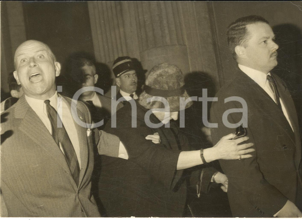 1962 PARIS Processo a Edmond JOUHAUD - La moglie sorretta dopo la condanna *Foto