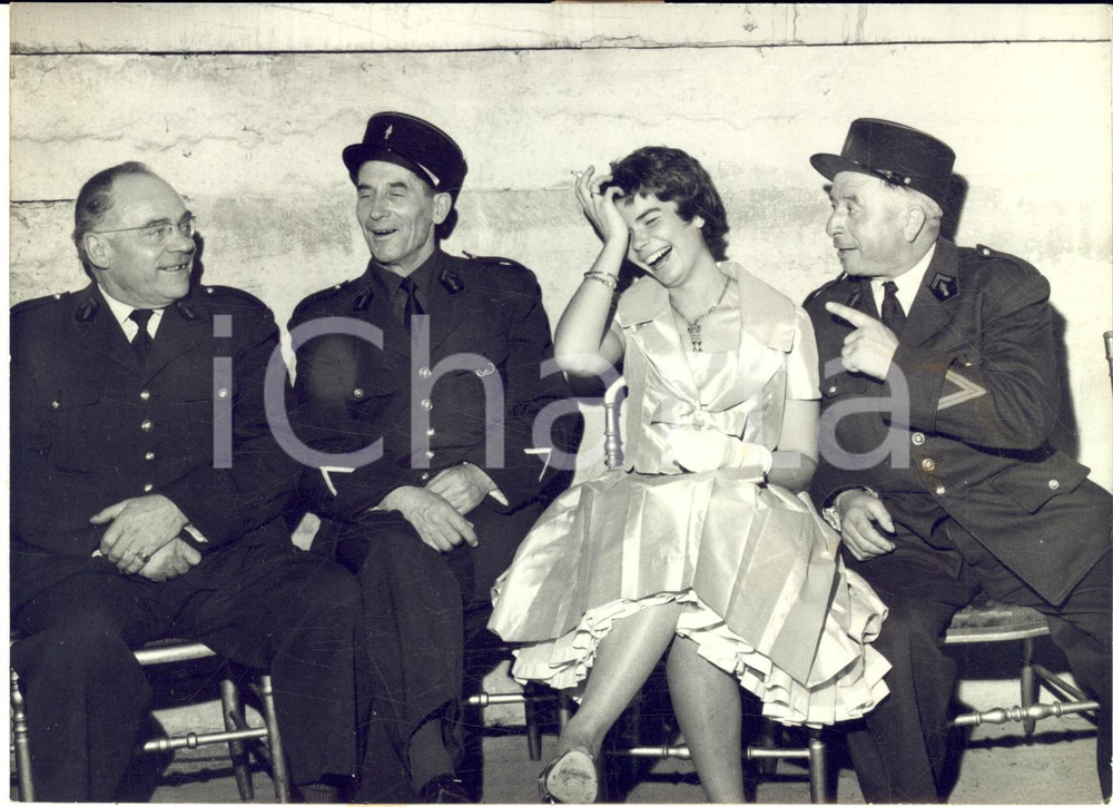 1959 VERSAILLES Bal des Débutantes - Américaine se repose au milieu des pompiers