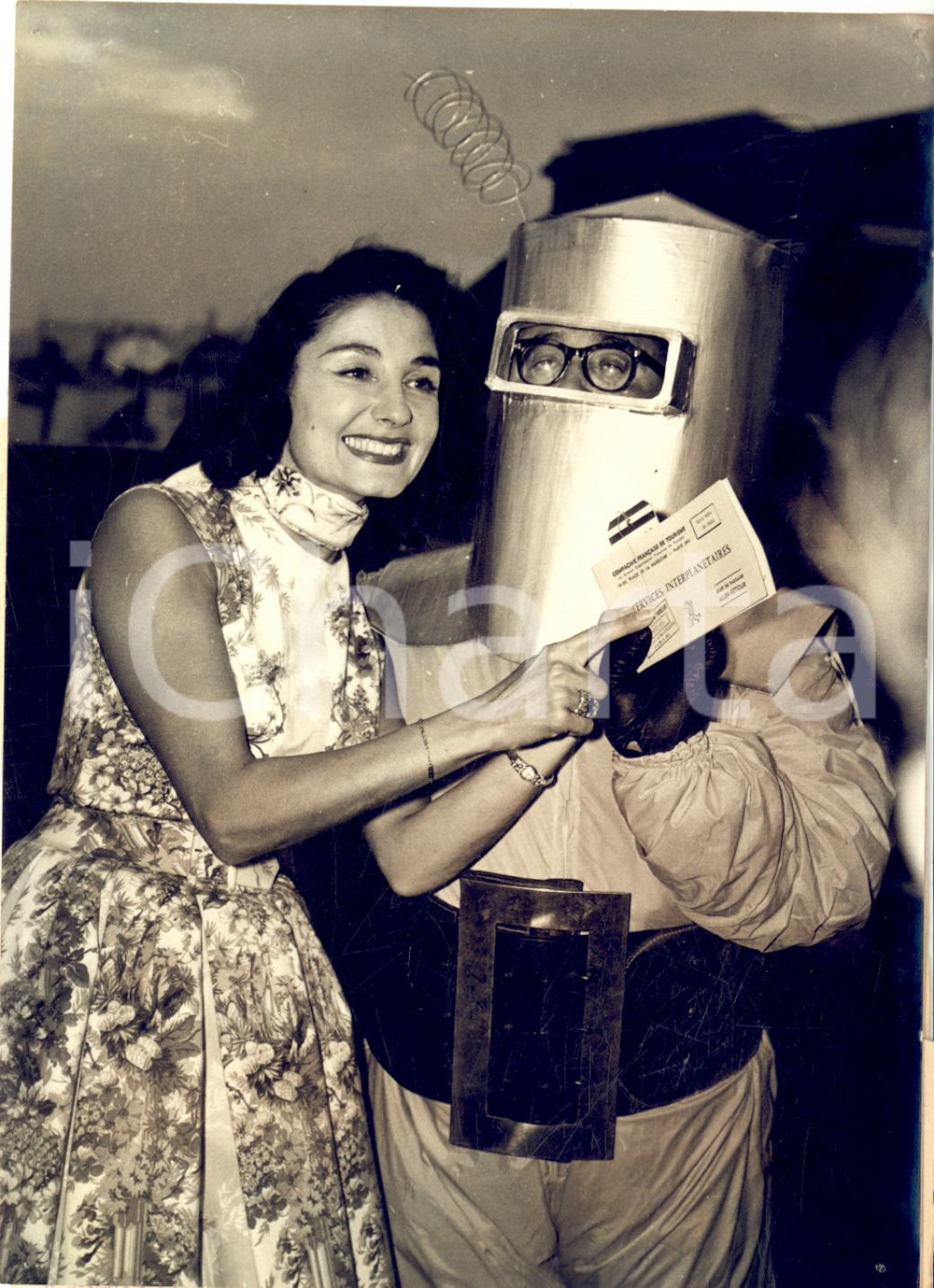 1957 PARIS Maria CANDIDO reçoit un billet de voyage pour la Lune *Photo 13x18