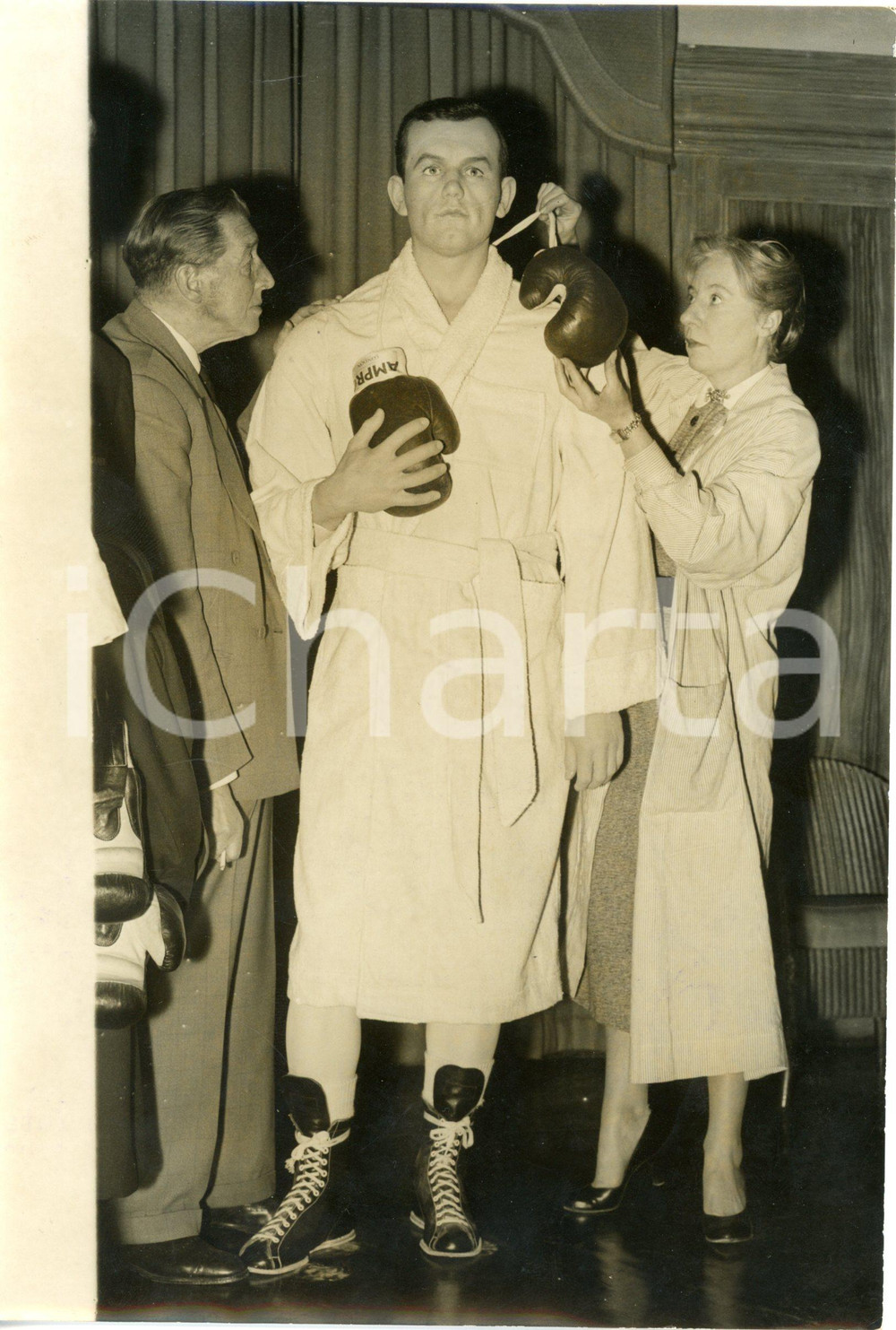 1960 LONDON MADAME TUSSAUDS Bernard TUSSAUD checks Ingemar JOHANSSON's wax model