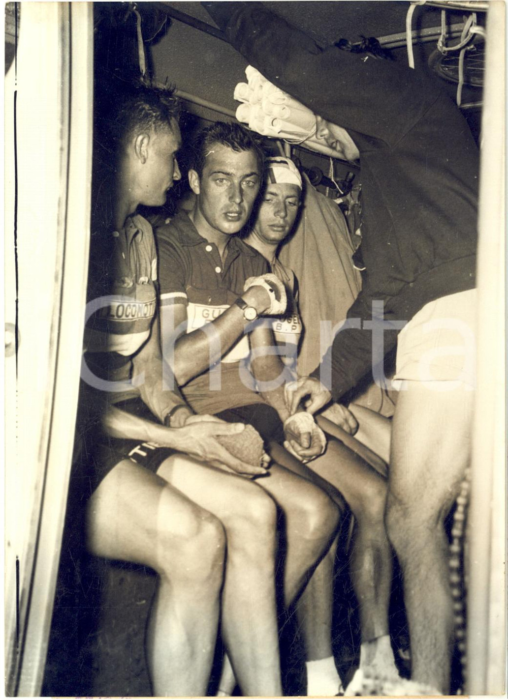 1957 CYCLISME TOUR DE FRANCE Charly GAUL dans l'ambulance vaincu par la chaleur