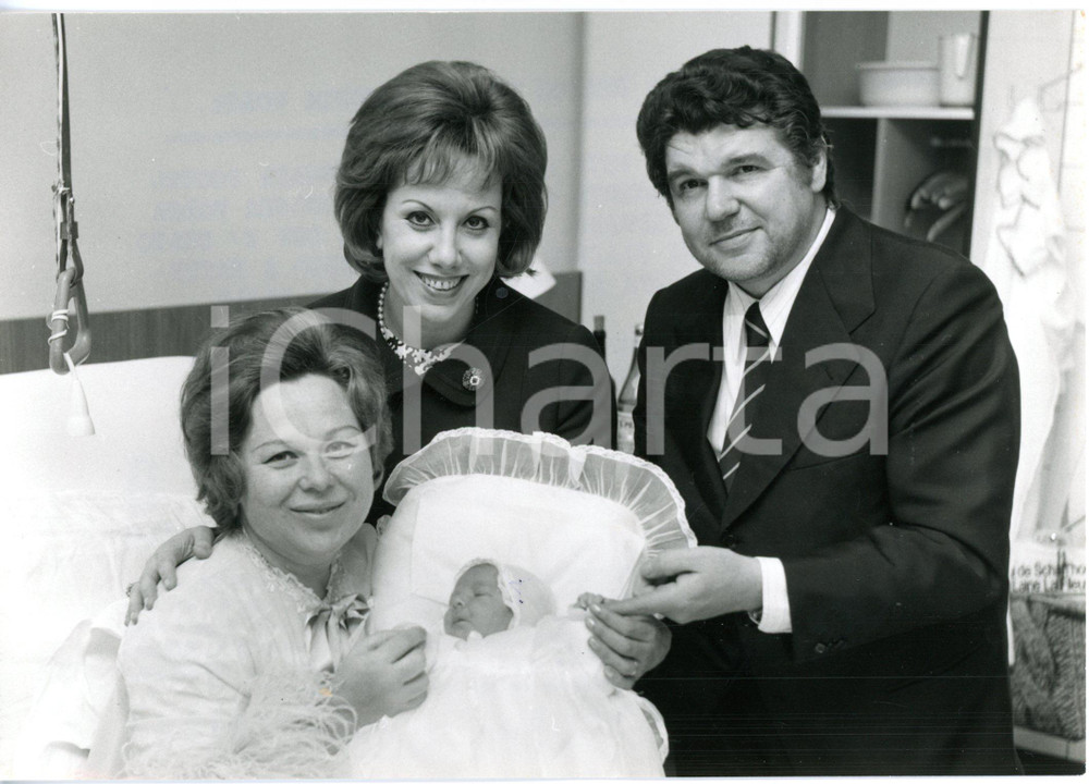 1972 LUGANO - Soprano Renata SCOTTO dopo il parto con il figlio neonato *Foto