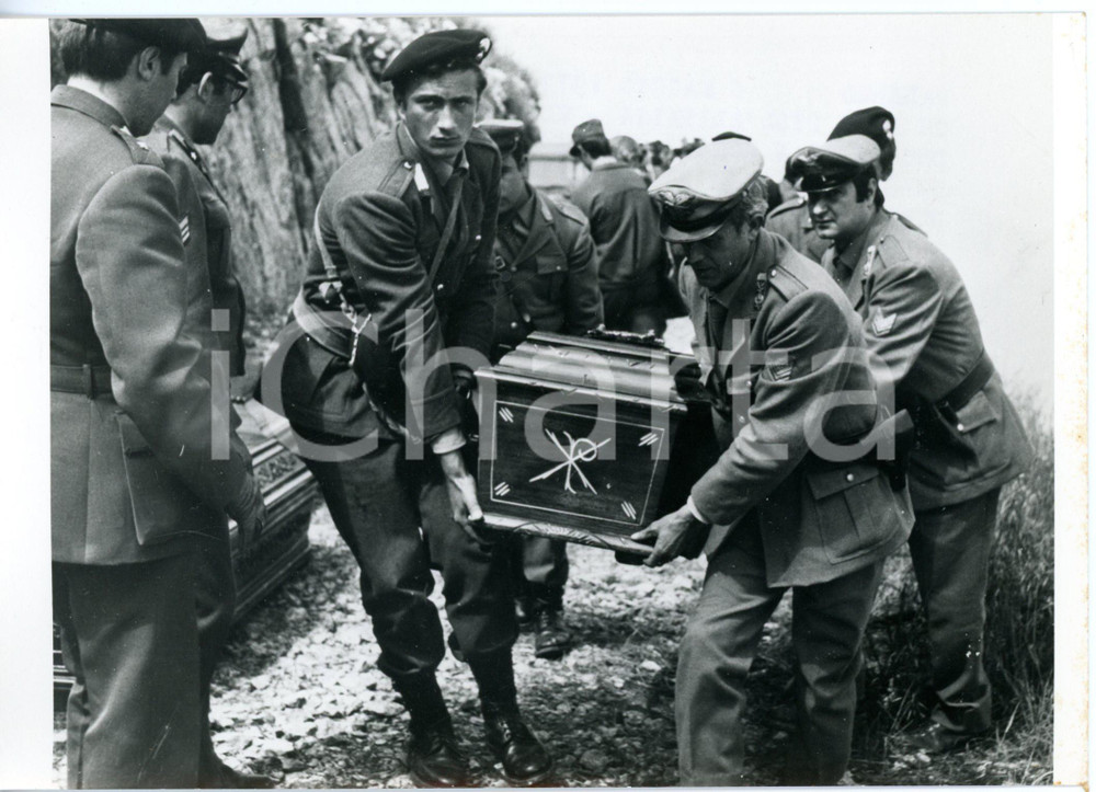1972 AREA DI PALERMO Incidente ALITALIA AZ112 Carabinieri portano via le bare