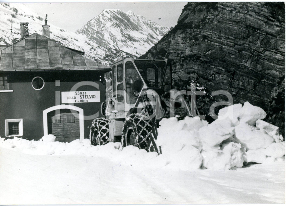 1972 AREA DI BORMIO SS 38 DELLO STELVIO Spazzaneve ripulisce strada dopo slavine