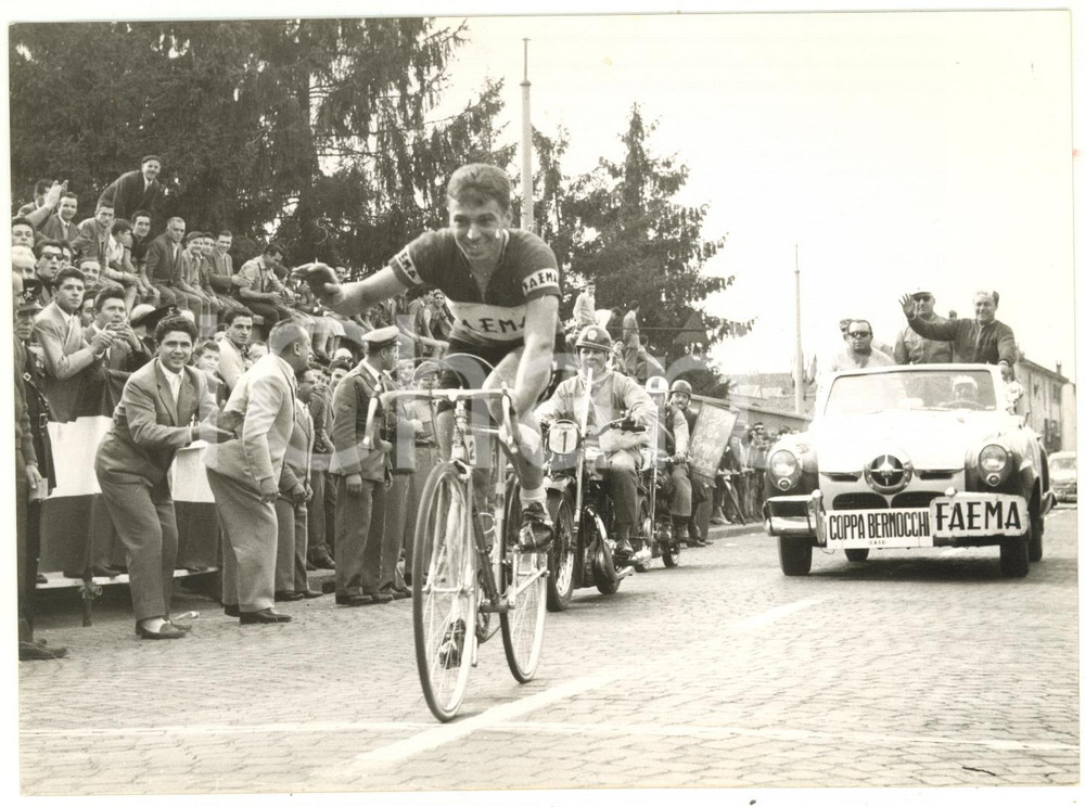 1957 LEGNANO CICLISMO Coppa Bernocchi - L'arrivo del vincitore Rik VAN LOOY