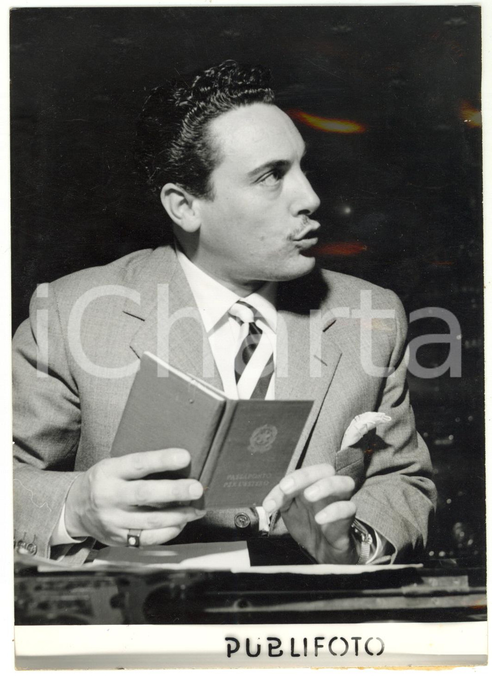 1954 MILANO Tenore Mario DEL MONACO con il suo passaporto restituito *Foto 13x18