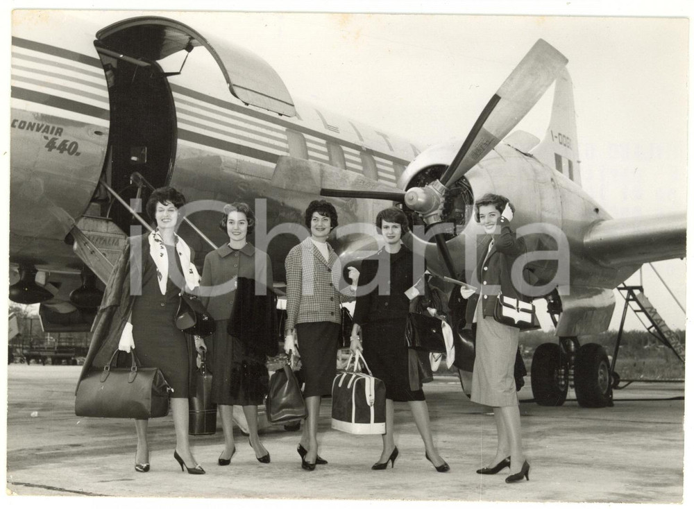 1958 MILANO MALPENSA Gruppo di indossatrici in partenza su volo ALITALIA *Foto