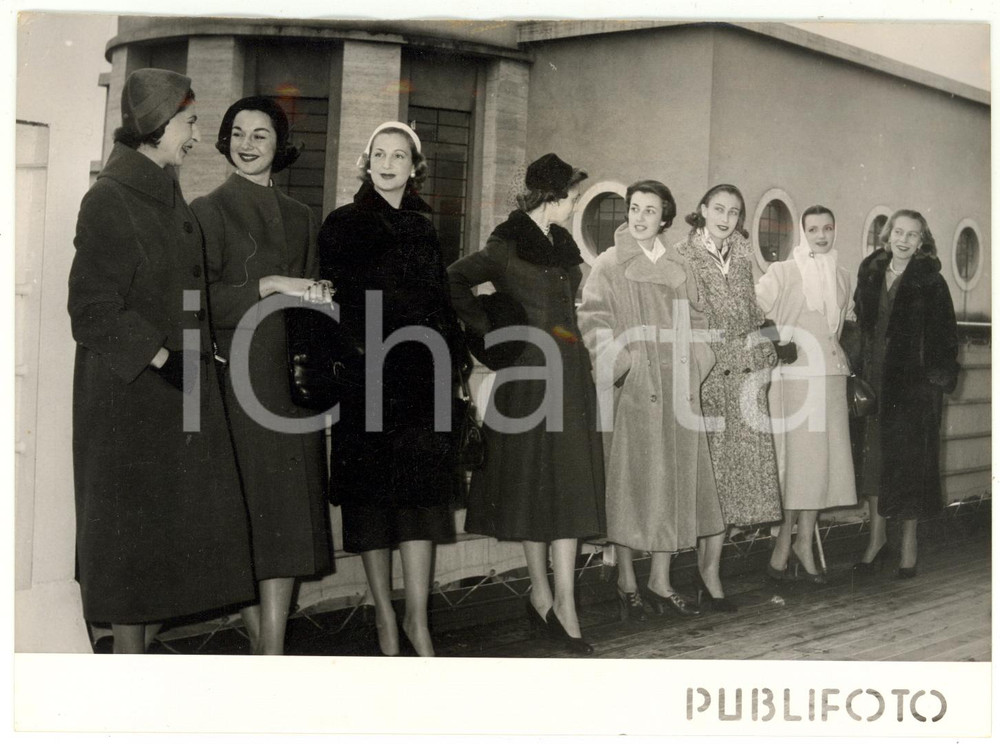 1956 NAPOLI Donne aristocratiche in partenza per gli Stati Uniti - Foto 18x13