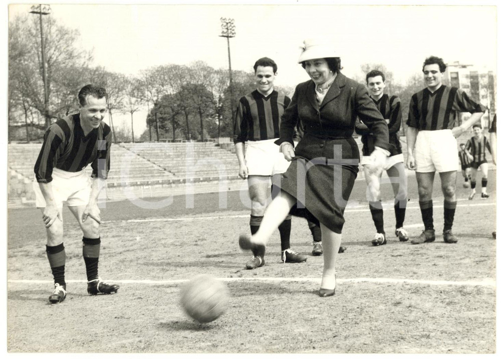 1957 MILANO Partita TEATRO ALLA SCALA - Giulietta SIMIONATO dà calcio d'inizio 