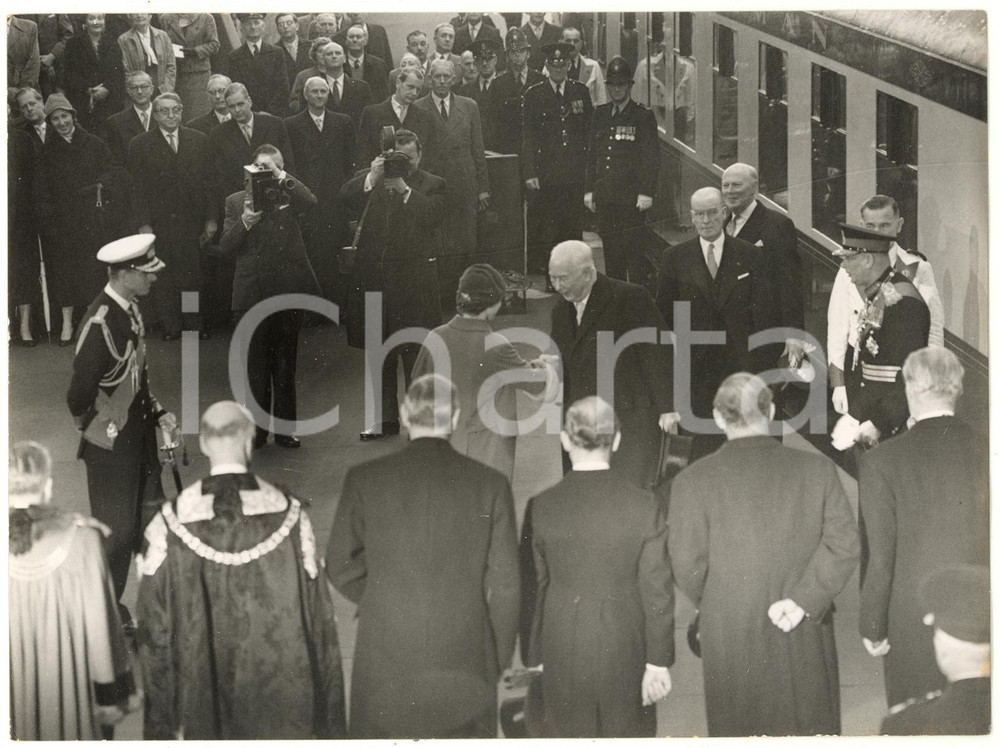 1958 LONDON Victoria Station - Queen Elizabeth II greets president Theodor HEUSS