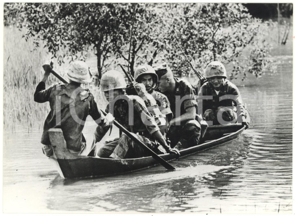 1964 GUERRA DEL VIETNAM Soldati governativi sulla canoa di un contadino *Foto