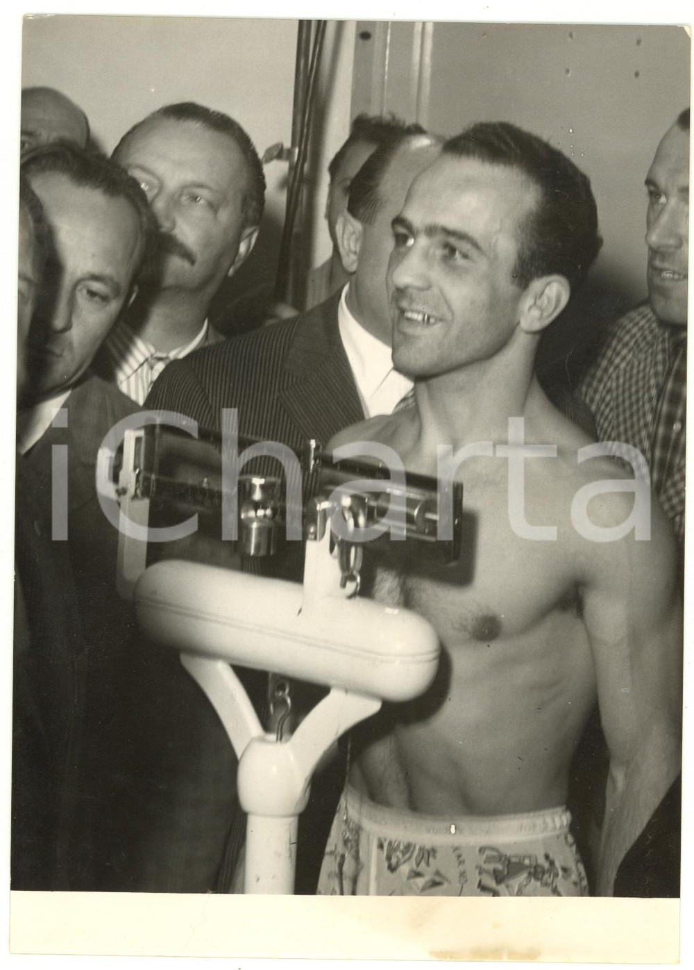 1955 MILANO BOXE Mario D'AGATA al peso prima del match contro André VALIGNAT