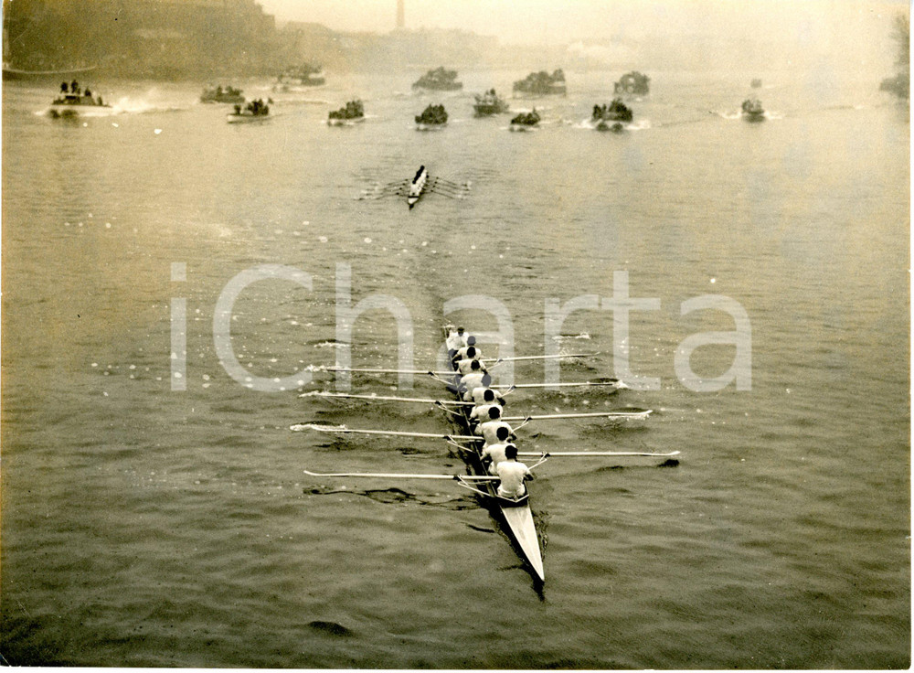 1958 LONDON Boat Race - CAMBRIDGE in clear lead over OXFORD - Photo 20x15