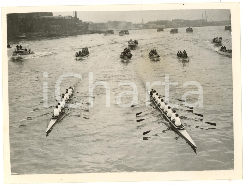 1954 LONDON Hammersmith Bridge - Boat Race - OXFORD crew leading CAMBRIDGE