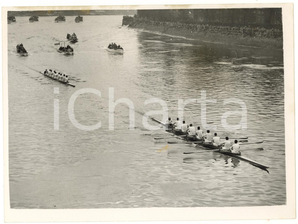1953 LONDON Hammersmith Bridge - Boat Race - CAMBRIDGE crew leading OXFORD Photo