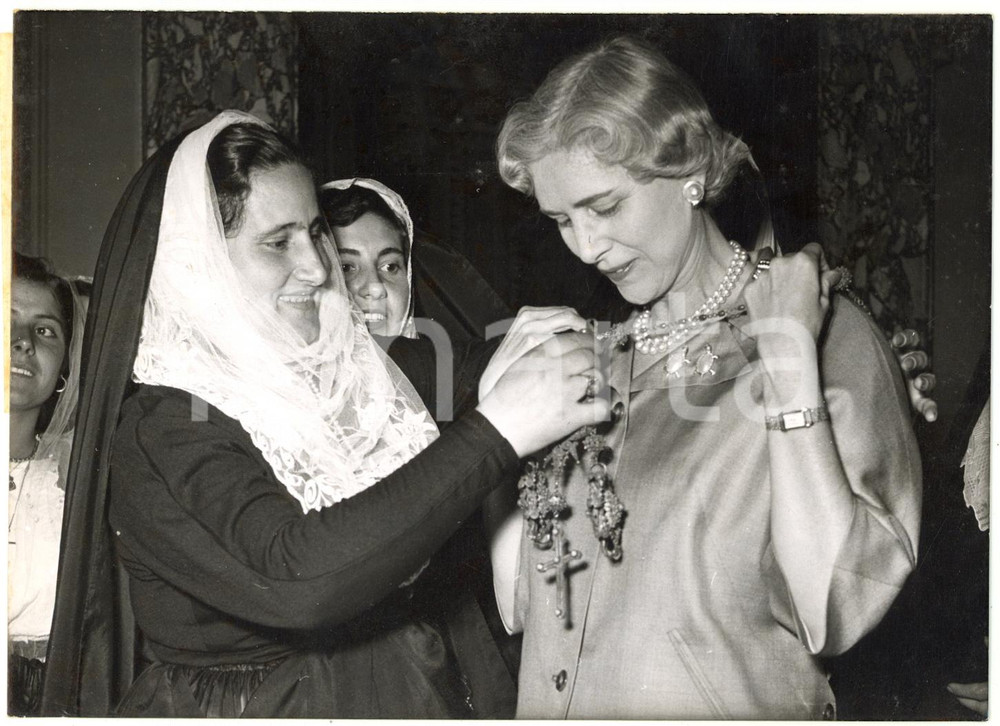 1955 ROMA Clare BOOTHE LUCE riceve antico rosario da donne in costume sardo